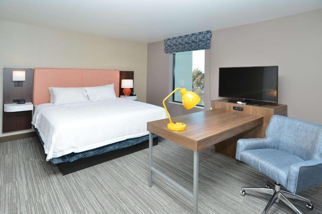Hampton Inn & Suites Menomonie-UW Stout - King Studio Suite - No Fumador