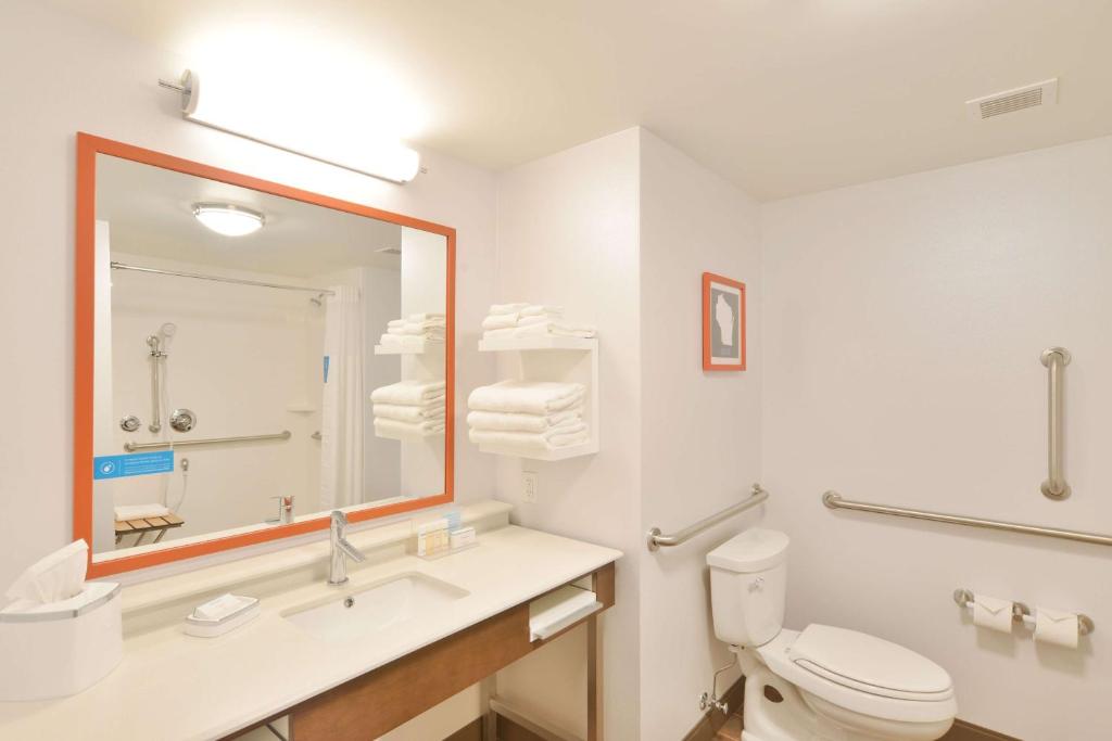 Hampton Inn & Suites Menomonie-UW Stout - King Room - Acceso Auditivo/no Fumar