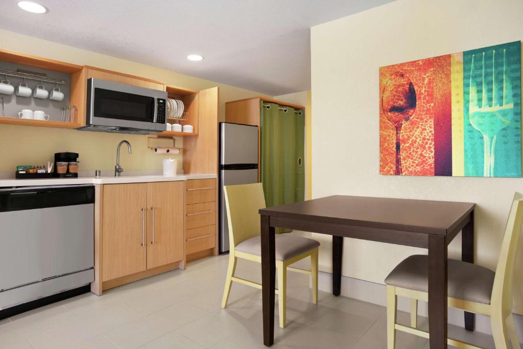 Kuchyň nebo kuchyňský kout v ubytování Home2 Suites By Hilton Elko