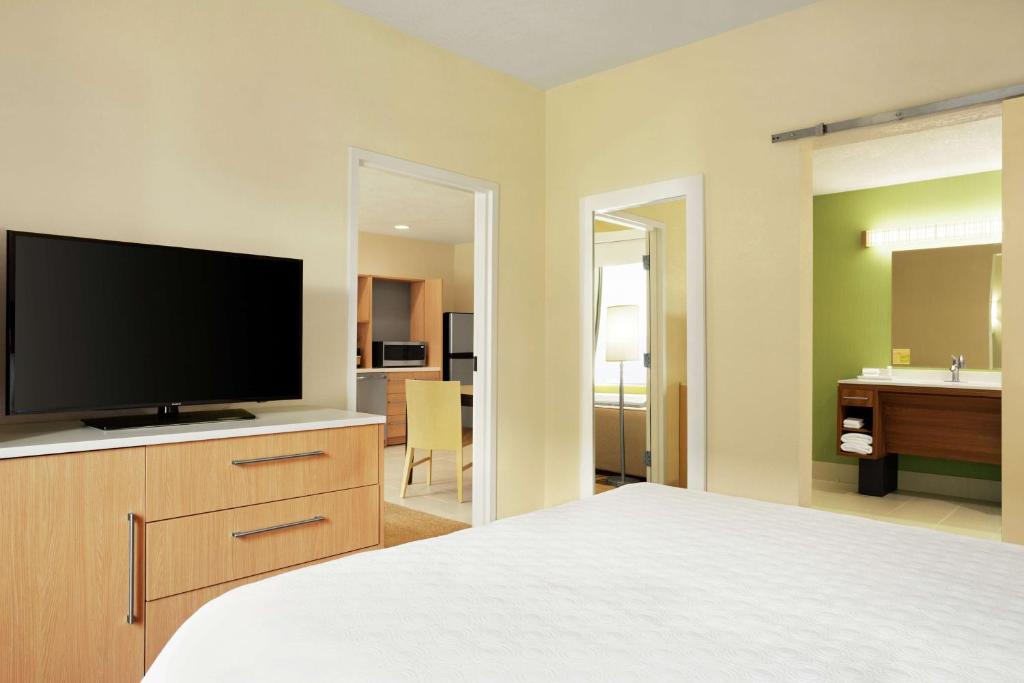 TV a/nebo společenská místnost v ubytování Home2 Suites By Hilton Elko