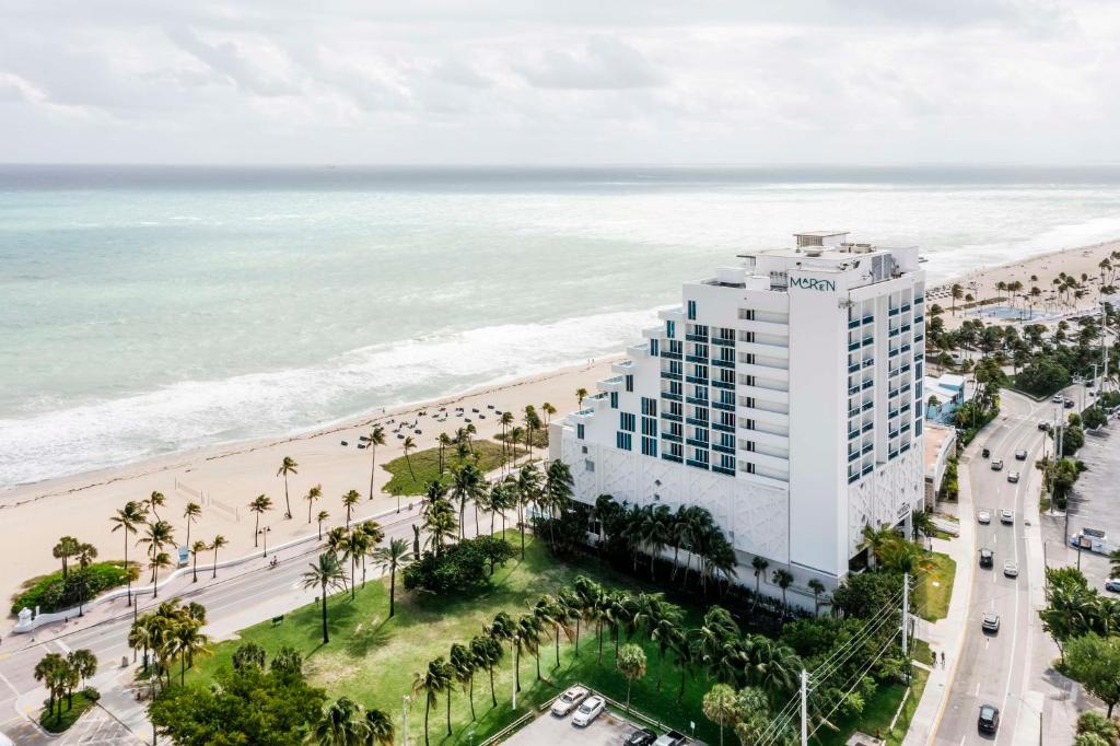 una vista aérea de un edificio situado junto a la playa en Hotel Maren Fort Lauderdale Beach, Curio Collection By Hilton, en Fort Lauderdale