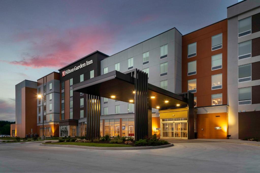 Sunnybrook Acres的住宿－Hilton Garden Inn By Hilton Fort Wayne North，夜间医院建筑的 ⁇ 染