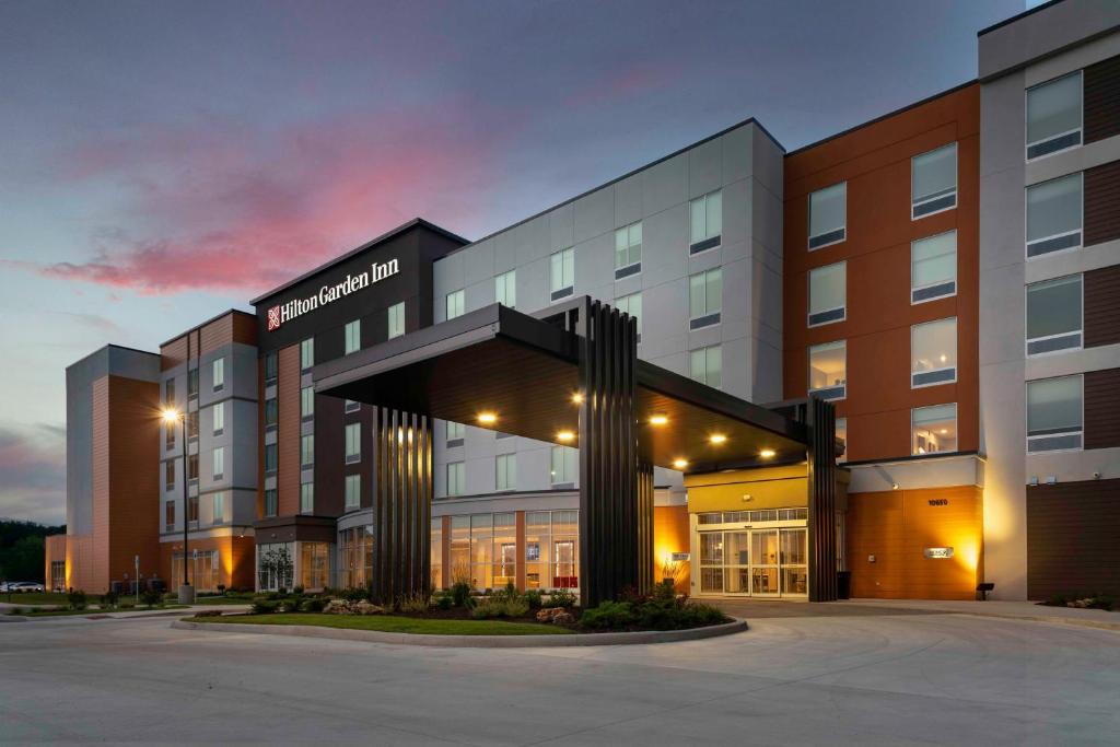 eine Darstellung eines Krankenhausgebäudes in der Nacht in der Unterkunft Hilton Garden Inn By Hilton Fort Wayne North in Sunnybrook Acres