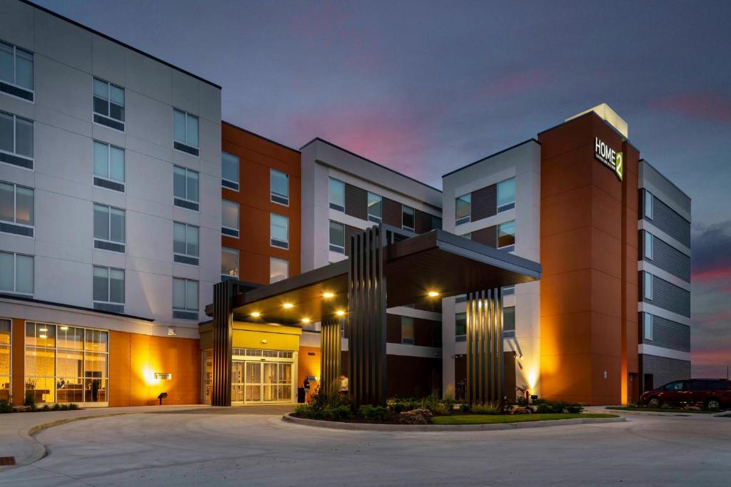 eine Darstellung eines Hotelgebäudes in der Nacht in der Unterkunft Home2 Suites By Hilton Fort Wayne North in Sunnybrook Acres