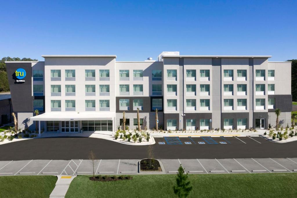 Un gran edificio blanco con un estacionamiento enfrente. en Tru by Hilton Beaufort, Sc, en Beaufort