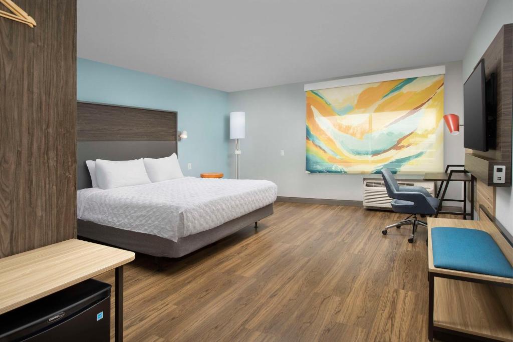 Tru by Hilton Beaufort, Sc - King Room With Roll-In Shower - Mobility Access
