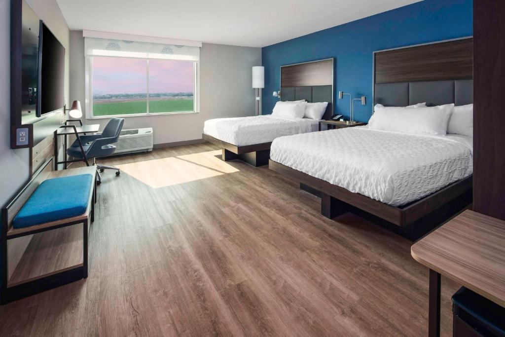Postel nebo postele na pokoji v ubytování Tru By Hilton Goodyear Phoenix West, Az
