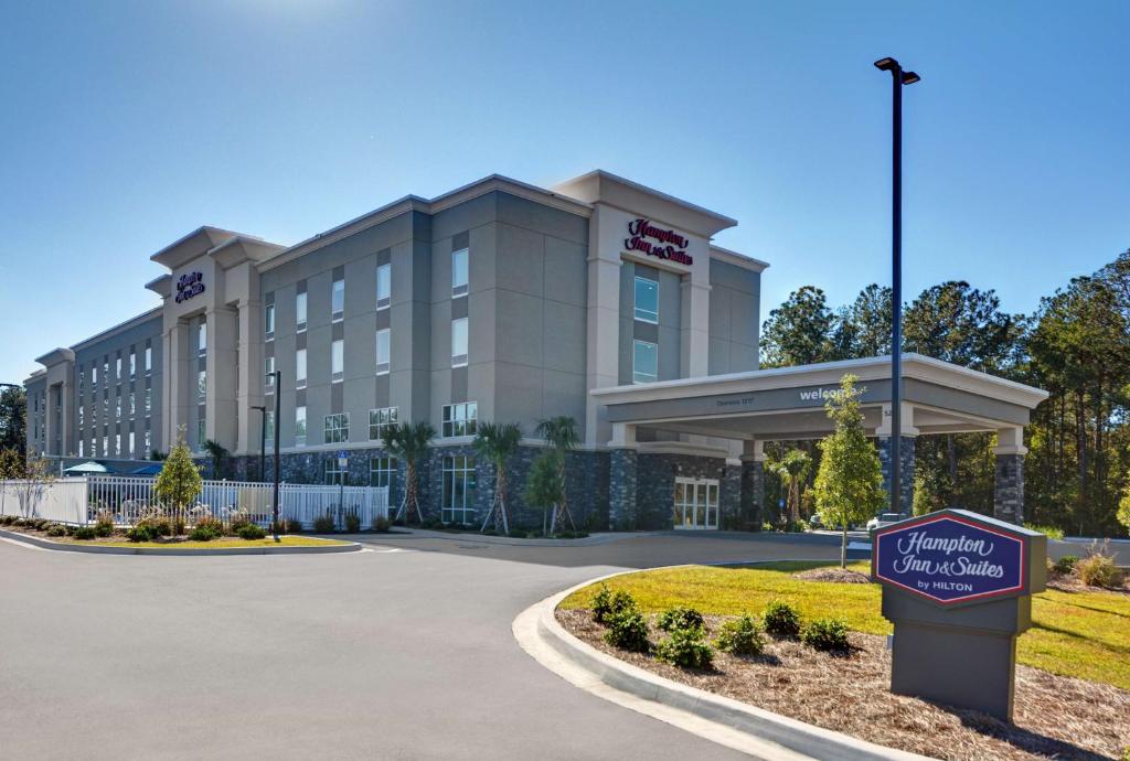 MacclennyにあるHampton Inn And Suites Macclenny I-10の目の前に看板が立つホテルの建物