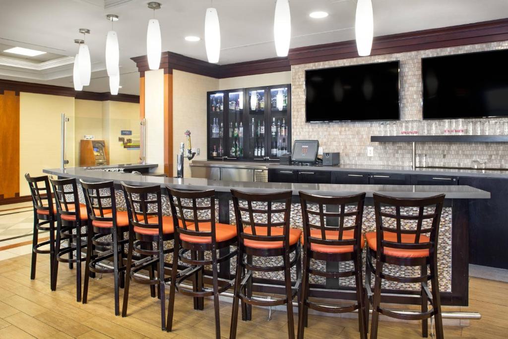 bar w restauracji z krzesłami wokół niego w obiekcie Fairfield Inn & Suites by Marriott Toronto Airport w mieście Mississauga