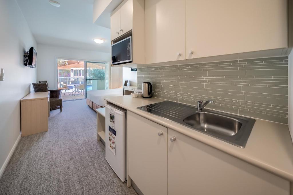Kuchyň nebo kuchyňský kout v ubytování Oaks Port Stephens Pacific Blue Resort