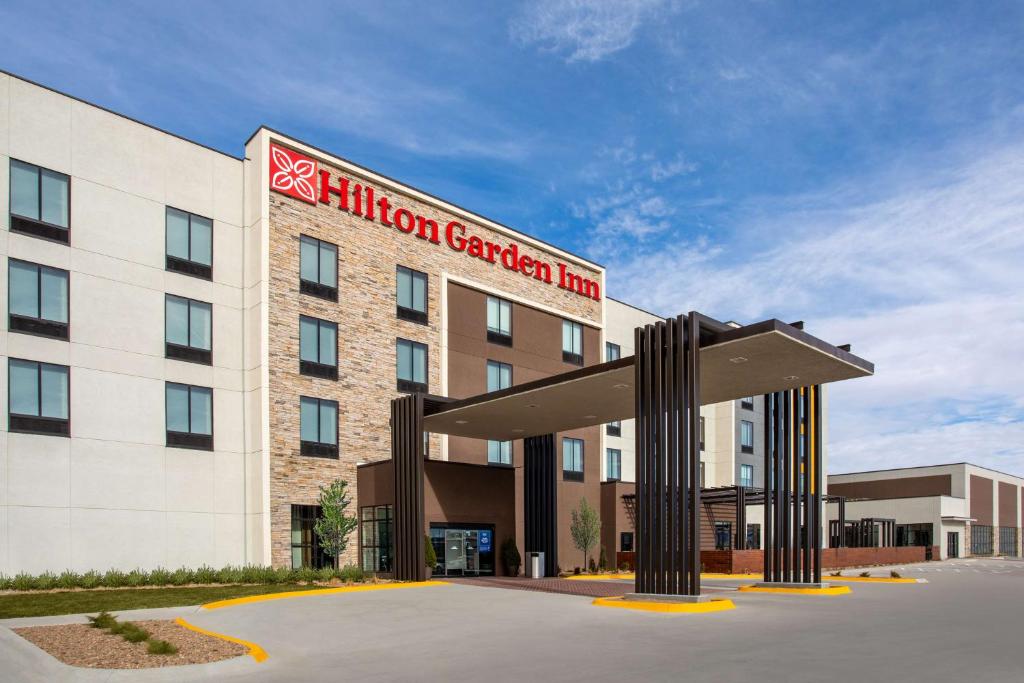 um edifício de hotel com uma placa que readsillion garden inn em Hilton Garden Inn Hays, KS em Hays