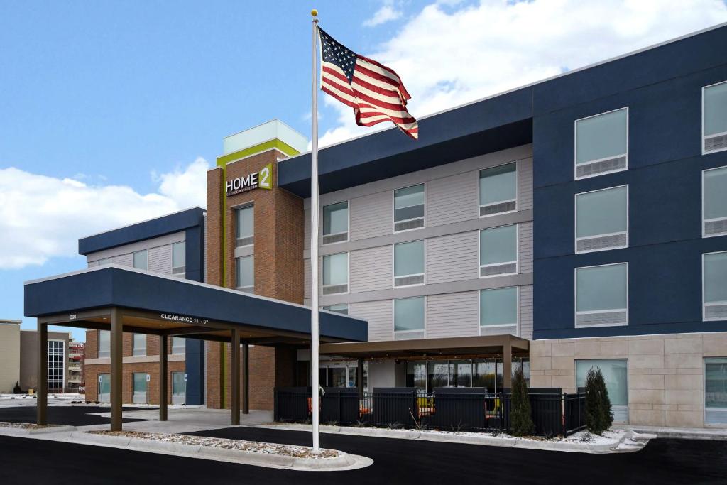 uma bandeira americana a voar em frente a um hotel em Home2 Suites Wichita Downtown Delano, Ks em Wichita