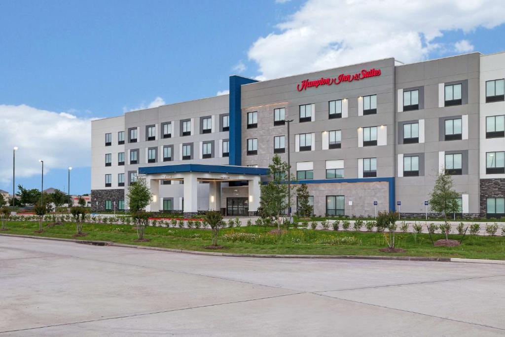 un grande edificio con un hotel sul lato di Hampton Inn & Suites Houston East Beltway 8, Tx a Houston