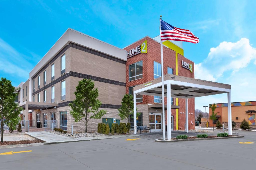 una imagen de un hotel con bandera americana en Home2 Suites By Hilton Grand Blanc Flint, Mi, en Grand Blanc