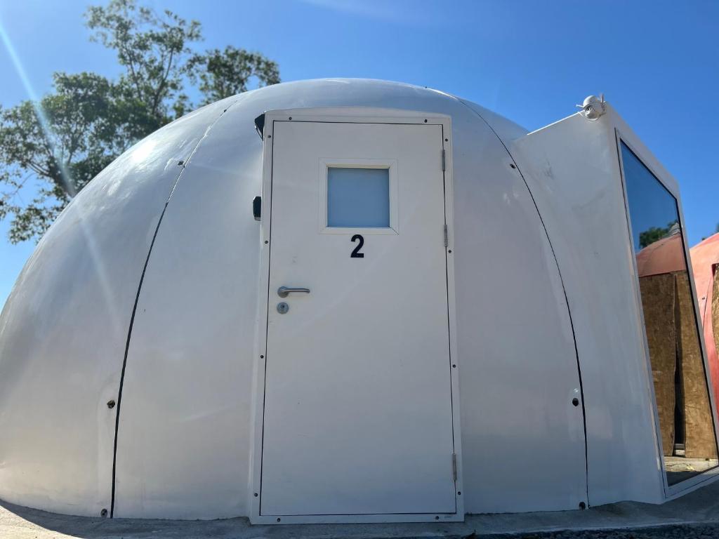 une grande tente en forme de dôme blanc avec une porte. dans l'établissement Iglú Simbad con vista al cielo, à Barra de Navidad