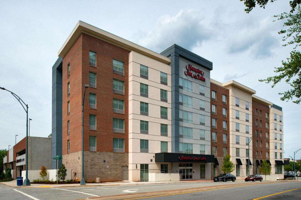 eine Darstellung der Vorderseite eines Hotels in der Unterkunft Hampton Inn & Suites Greensboro Downtown, Nc in Greensboro