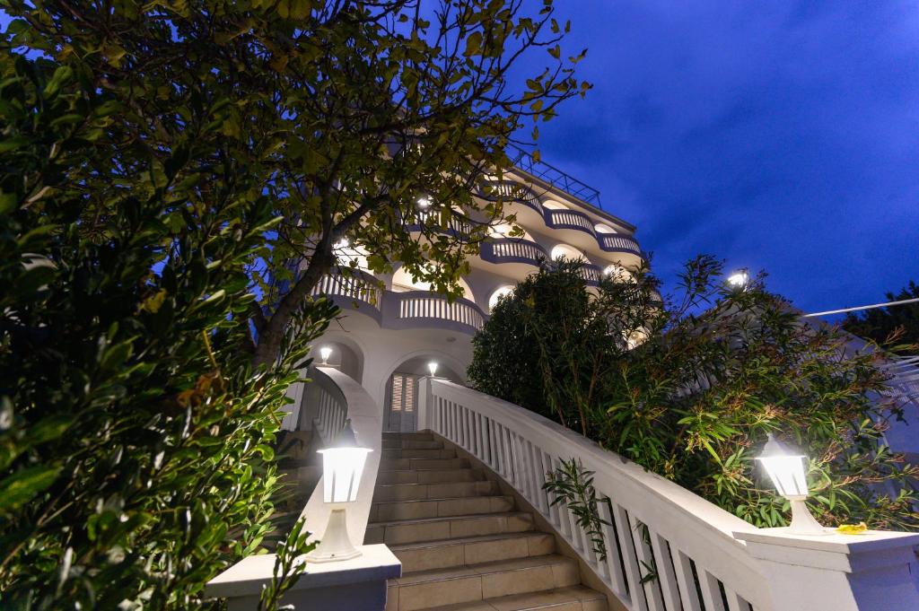 een trap die 's nachts naar een huis leidt bij Villa Bellevue in Novi Vinodolski