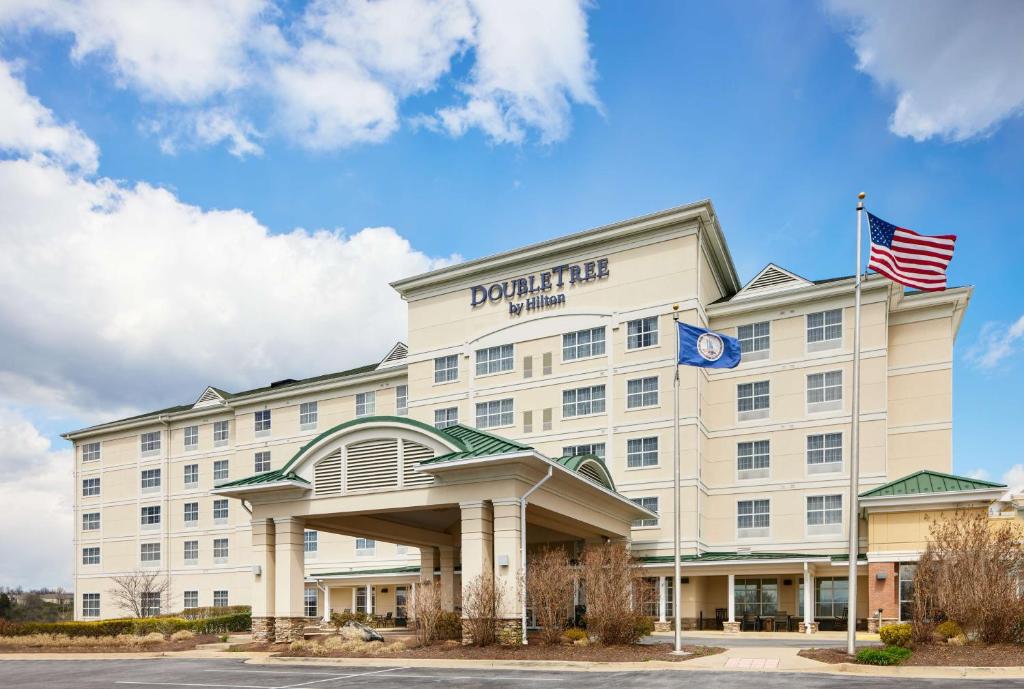 a rendering of the front of a hotel at Doubletree By Hilton Front Royal Blue Ridge Shadows in Front Royal