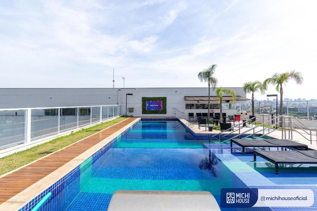 una piscina en la azotea de un edificio en MH 50506 - Encantador Studio Expo CN Wi-FI/AC/VG, en São Paulo