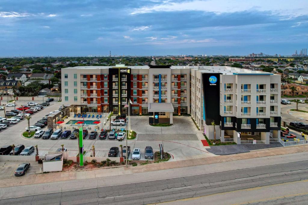 加尔维斯敦Tru By Hilton Galveston, Tx的带有停车场的建筑物的鸟瞰图
