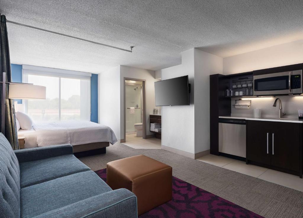 Home2 Suites by Hilton Indianapolis - Keystone Crossing - King Studio Suite - Zugang Zu Hören