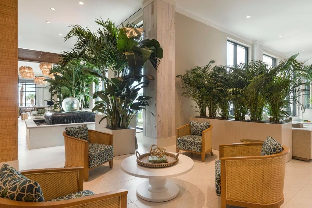 Гостиная зона в Embassy Suites By Hilton Panama City Beach Resort