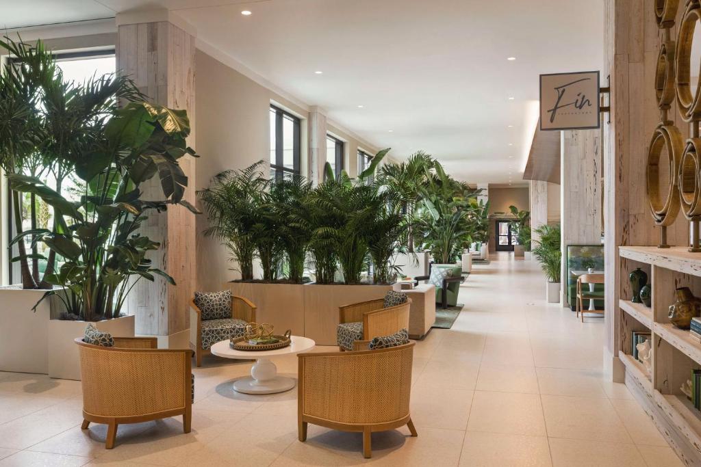 Гостиная зона в Embassy Suites By Hilton Panama City Beach Resort