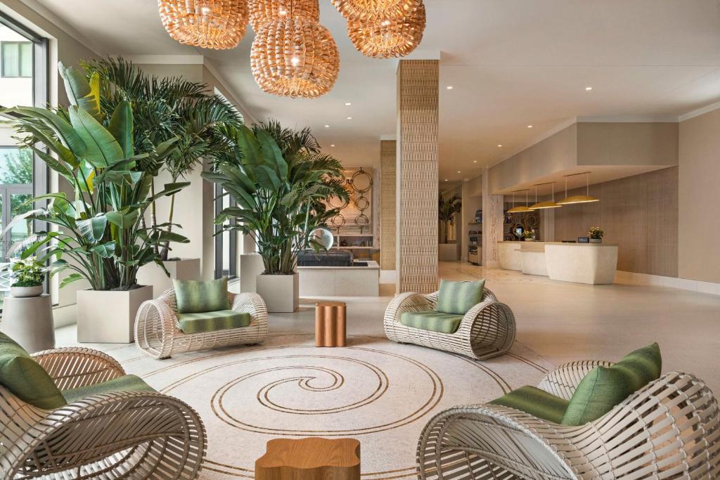 Гостиная зона в Embassy Suites By Hilton Panama City Beach Resort