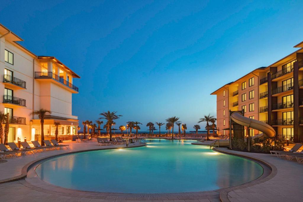 Бассейн в Embassy Suites By Hilton Panama City Beach Resort или поблизости