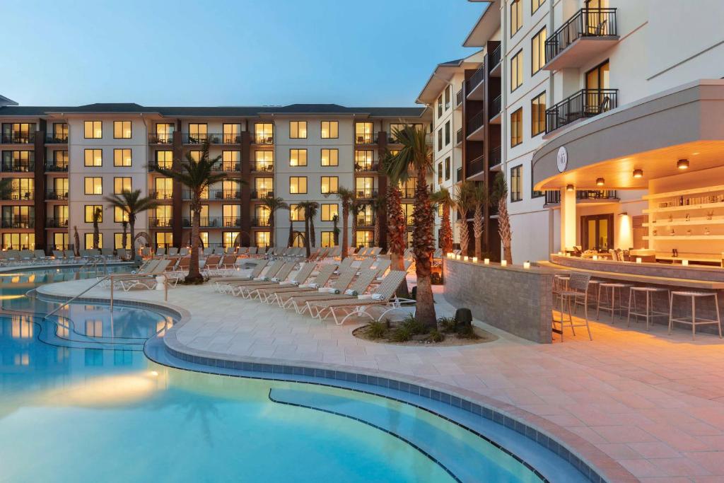 Бассейн в Embassy Suites By Hilton Panama City Beach Resort или поблизости