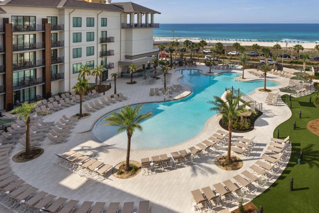 Бассейн в Embassy Suites By Hilton Panama City Beach Resort или поблизости