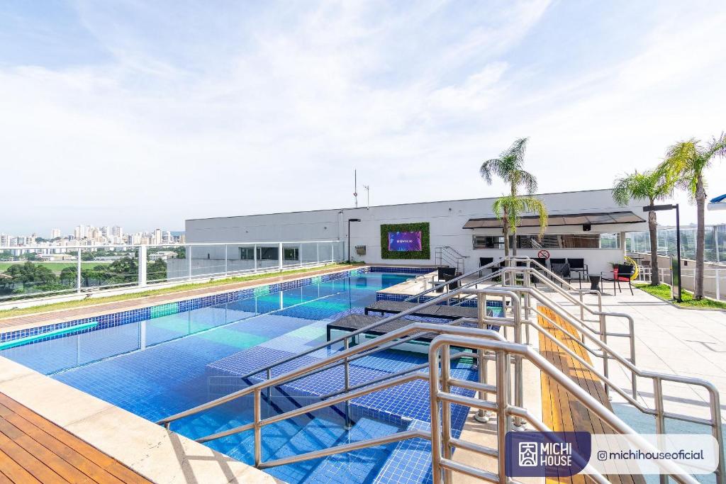 uma piscina no telhado de um edifício em MH 50201 - Charmoso Studio Expo CN AC/WF/GARAGEM em São Paulo