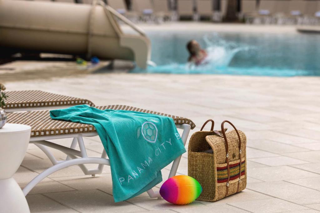 Бассейн в Embassy Suites By Hilton Panama City Beach Resort или поблизости
