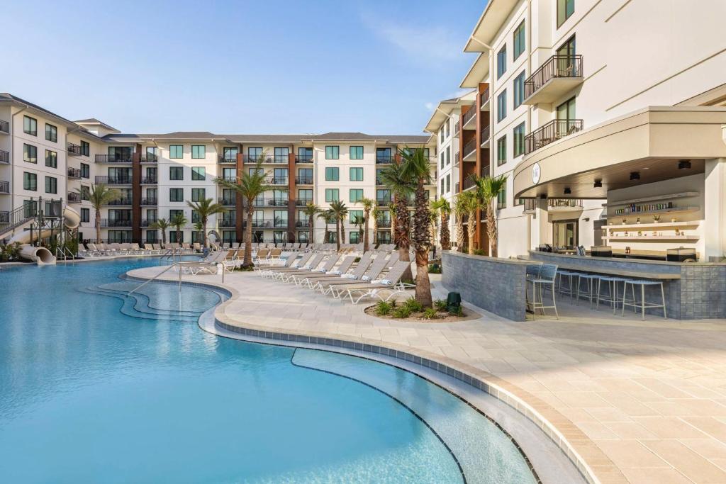 Бассейн в Embassy Suites By Hilton Panama City Beach Resort или поблизости
