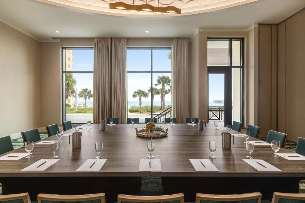 Бизнес-центр и/или конференц-зал в Embassy Suites By Hilton Panama City Beach Resort