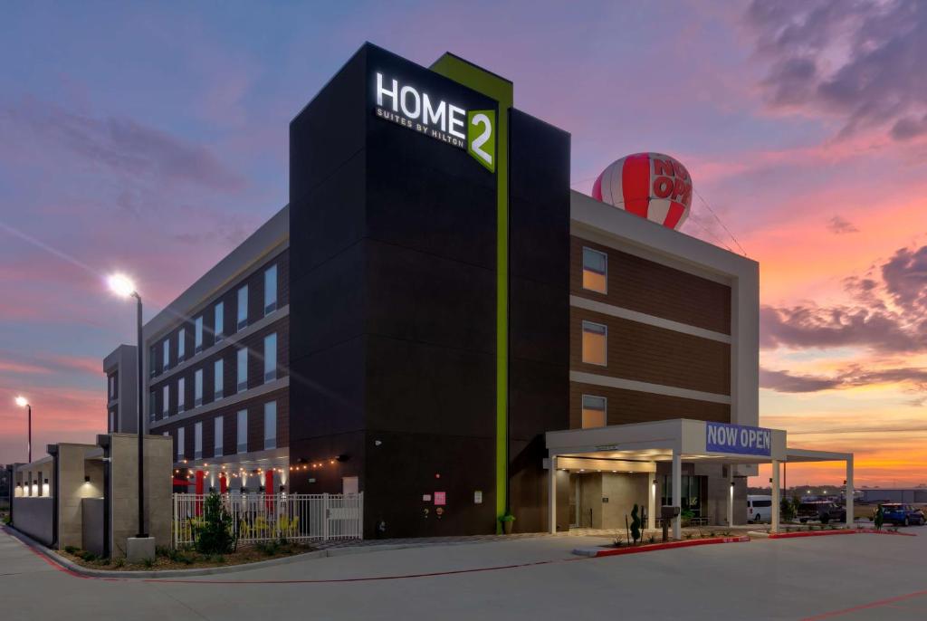 Východ nebo západ slunce při pohledu z hotelu nebo okolí