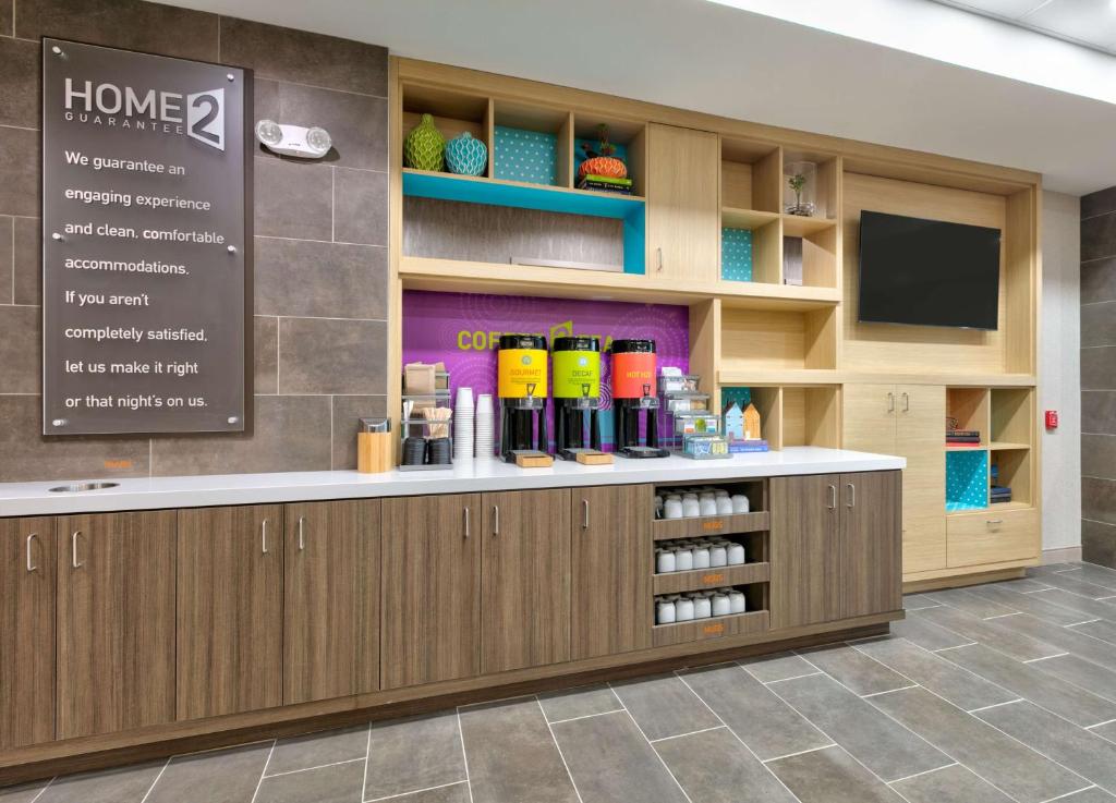 Příslušenství pro přípravu čaje a kávy v ubytování Home2 Suites By Hilton El Campo