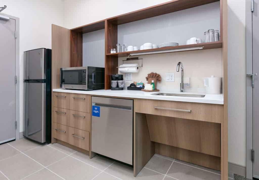 Kuchyň nebo kuchyňský kout v ubytování Home2 Suites By Hilton El Campo