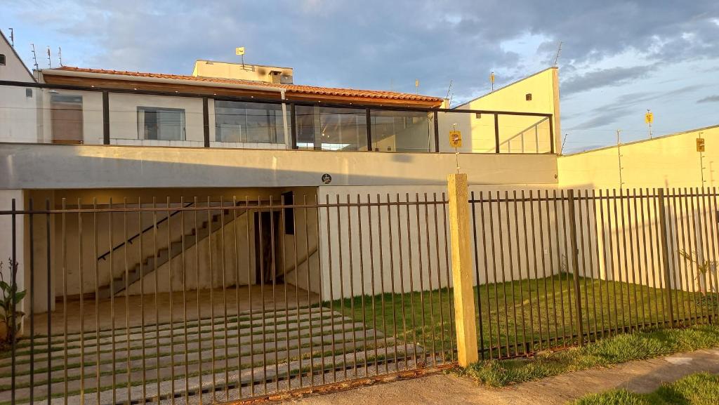 a house with a gate and a fence at Edicula paixão in Muzambinho