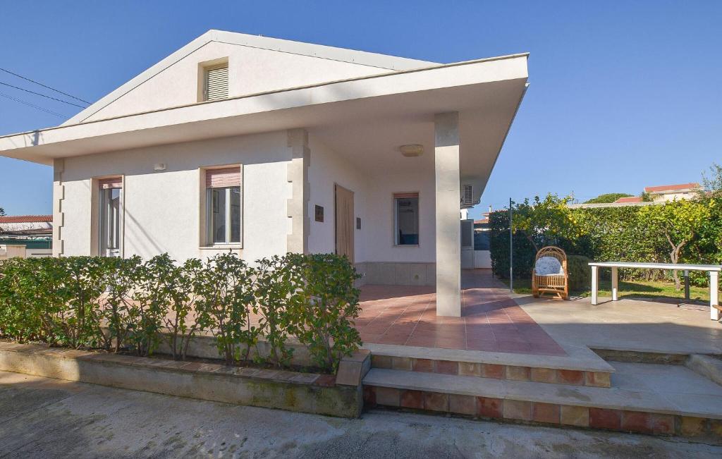 mały biały dom z werandą i schodami w obiekcie Lovely Home In Marina Di Modica With Jacuzzi w mieście Marina di Modica