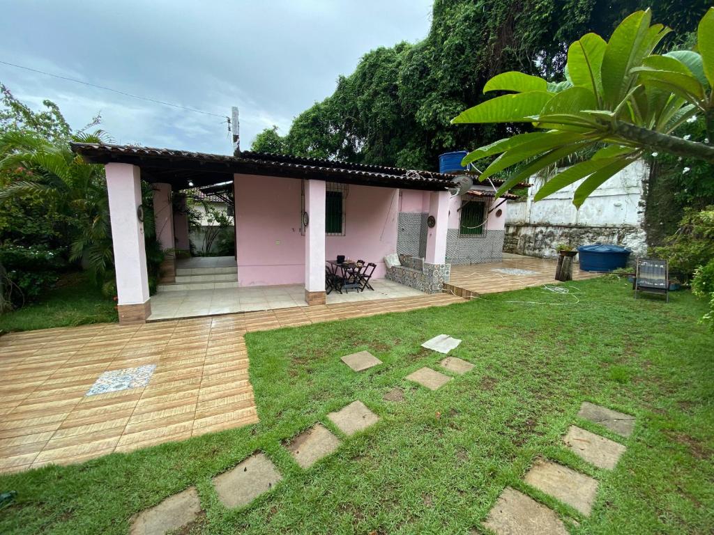 a small house with a yard and a house at Casa Zohra in Itaparica