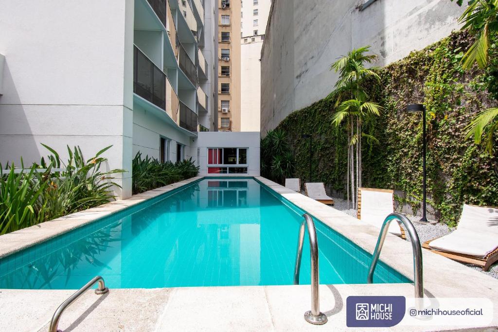 - une piscine dans la cour d'un bâtiment dans l'établissement MH 20206 - Lindo Studio com AC/Wi-Fi/Cama Queen, à São Paulo