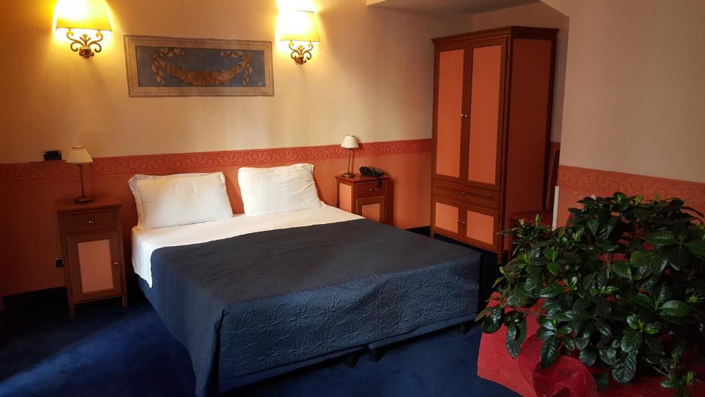 Postel nebo postele na pokoji v ubytování Relais Hotel Antico Palazzo Rospigliosi