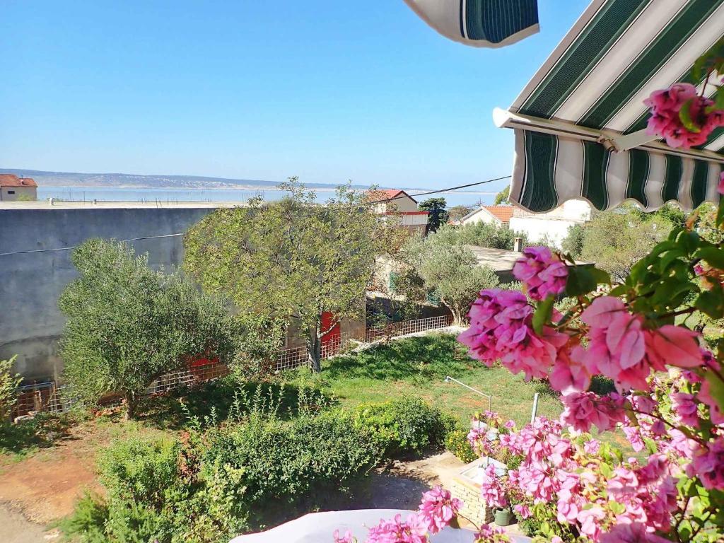 Vonkajšia záhrada v ubytovaní Apartment in Starigrad-Paklenica 6861
