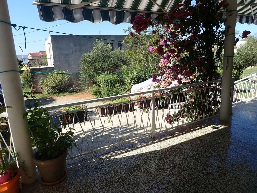 Balkón alebo terasa v ubytovaní Apartment in Starigrad-Paklenica 6861