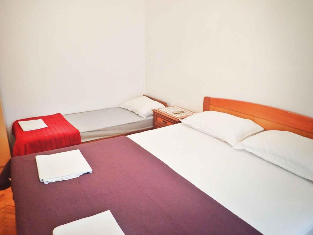 Posteľ alebo postele v izbe v ubytovaní Apartment in Starigrad-Paklenica 6861