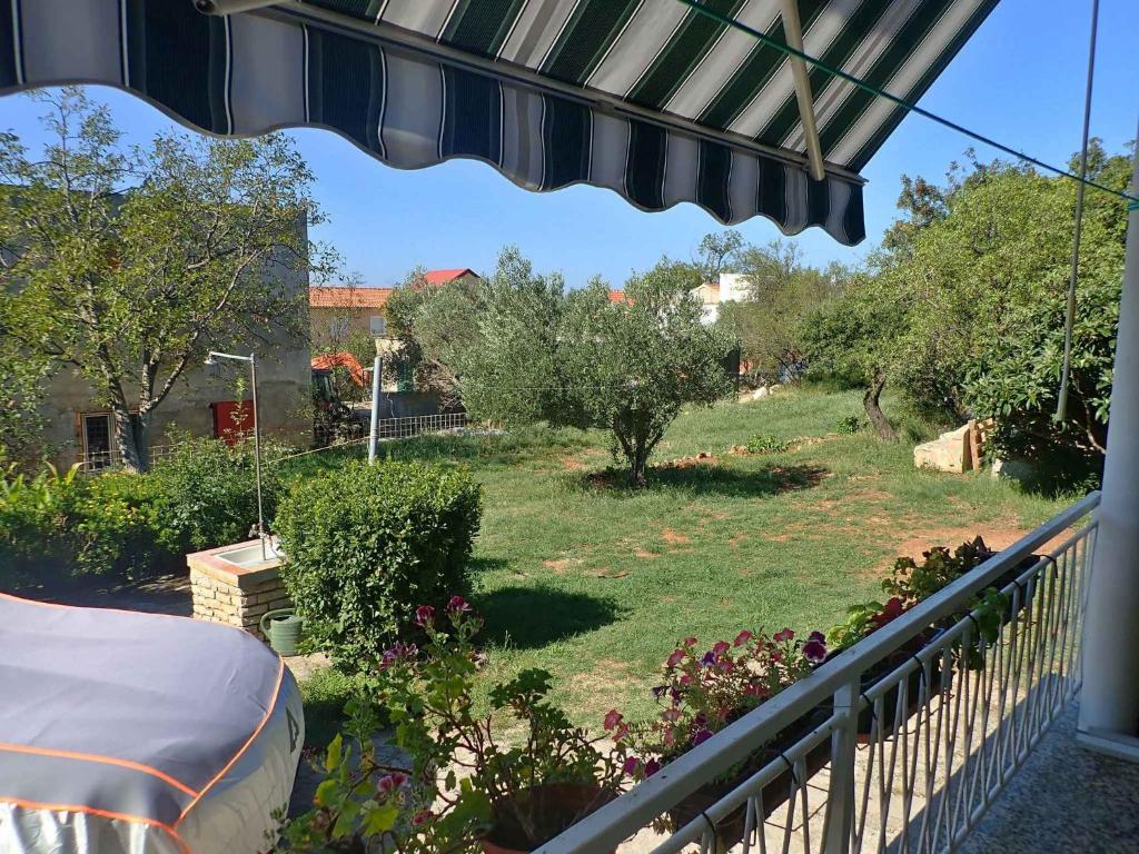Vonkajšia záhrada v ubytovaní Apartment in Starigrad-Paklenica 6861