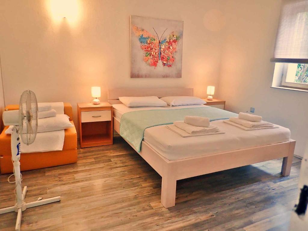 sypialnia z 2 łóżkami i wentylatorem w obiekcie Apartment in Starigrad-Paklenica 34801 w mieście Starigrad-Paklenica