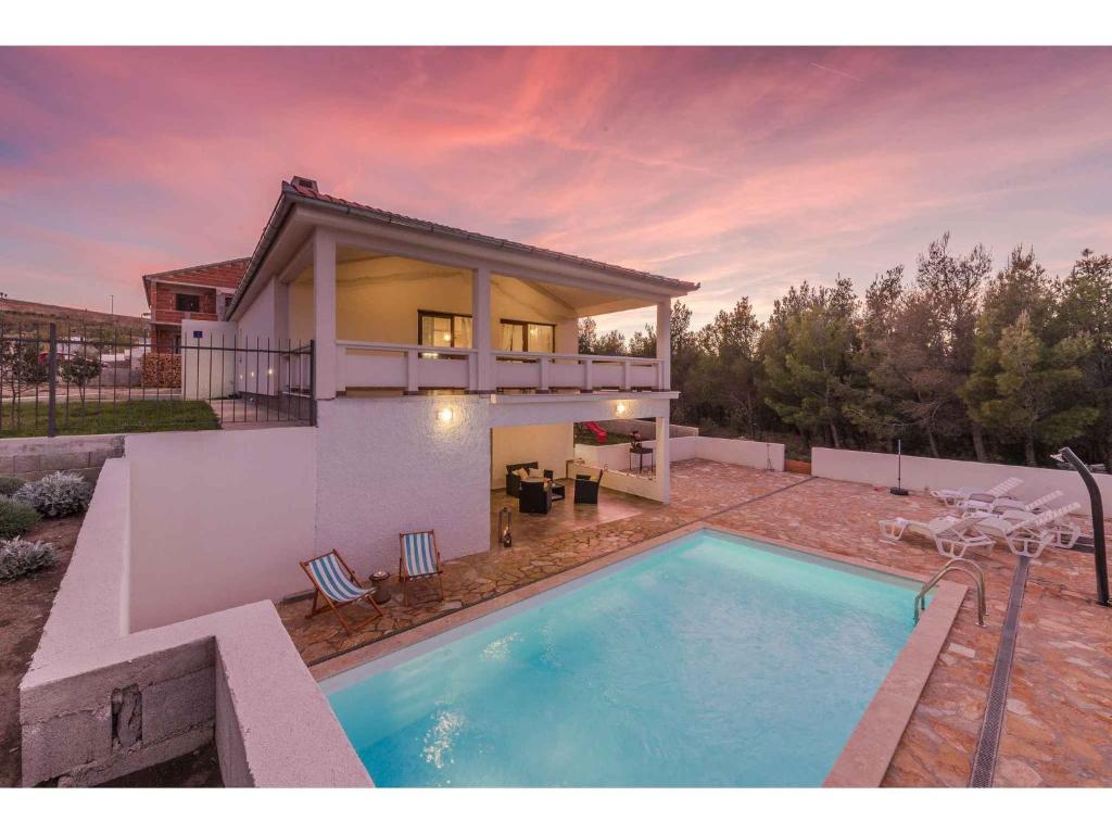 Bazén v ubytovaní Holiday home in Jasenice 31210 alebo v jeho blízkosti