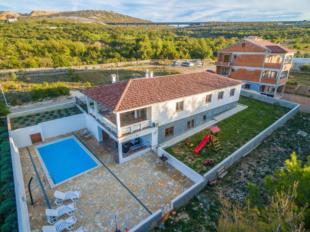 Bazén v ubytovaní Holiday home in Jasenice 31210 alebo v jeho blízkosti